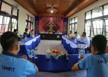 Kakanwil Kemenkumham Kalteng Ilham Djaya (dua dari kiri) saat menyerahkan penghargaan kepada Lapas Kelas II B Sampit, Sabtu (11/12)