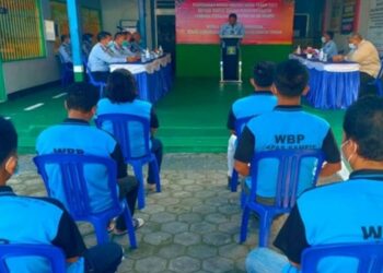 Kepala Divisi Pemasyarakatan Kanwil Kemenkumham Kalimantan Tengah Yudi Suseno (tengah) saat berfoto dengan Warga binaan mendapat remisi khusus keagamaan Natal