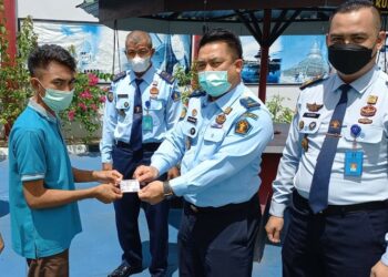 Kepala Seksi Pembinaan LPKA Palangka Raya, Syahbudinoor, pada saat menyerahkan KIA kepada salah seorang Andikpas.