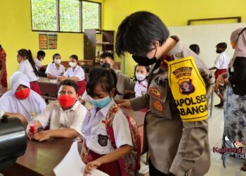 Pelaksanaan pengamanan Vaksinasi oleh Polsek Sebangau di SDN - 2 Kereng Bangkirai. (Ist)