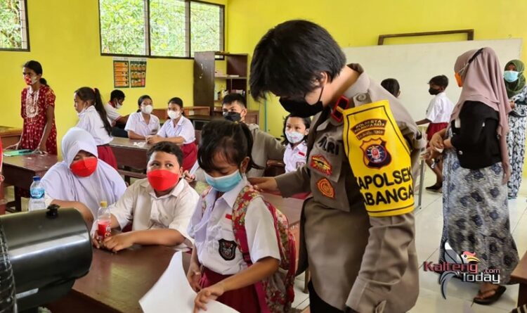 Pelaksanaan pengamanan Vaksinasi oleh Polsek Sebangau di SDN - 2 Kereng Bangkirai. (Ist)