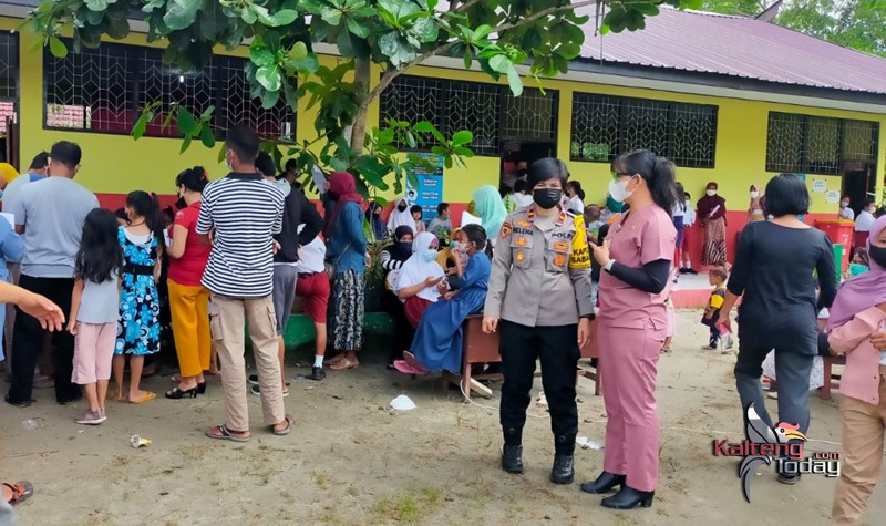 Pelaksanaan pengamanan Vaksinasi oleh Polsek Sebangau di SDN - 2 Kereng Bangkirai. (Ist)