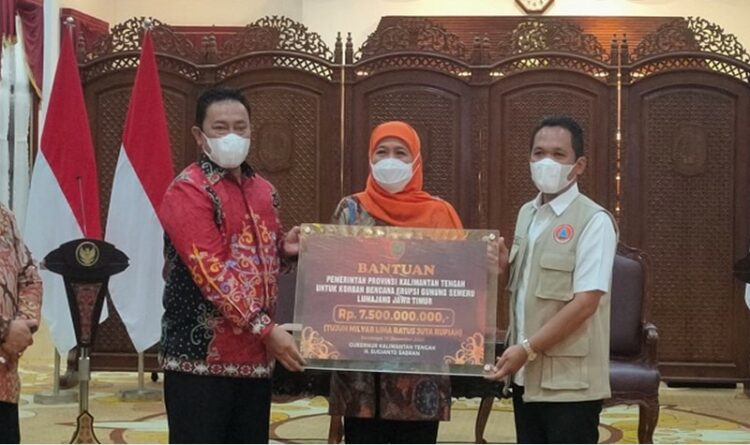 Pemprov Kalteng Serahkan Bantuan Rp 7,5 Miliar Untuk Masyarakat Terdampak Erupsi Gunung Semeru