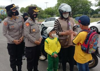 Peringati Hari Ibu, Polwan Polda Kalteng Bagikan Bunga