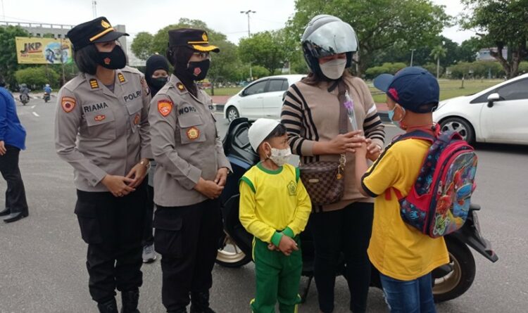 Peringati Hari Ibu, Polwan Polda Kalteng Bagikan Bunga