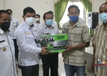 Bupati & Wakil Bupati Barito Timur saat menyerahkan bantuan berupa alat pemotong rumput serta chainsaw, kepada 8 krlompok tani di Kab Bartim (foto; ist)