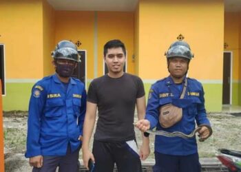 Petugas Amankan Ular di Pemukiman Penduduk