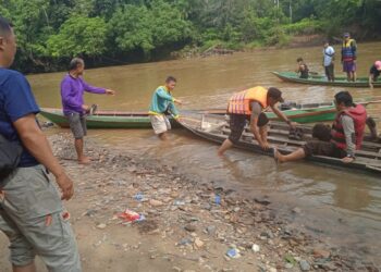 Petugas dan Warga Masih Cari Korban Perahu Alkon Tabrak Kayu