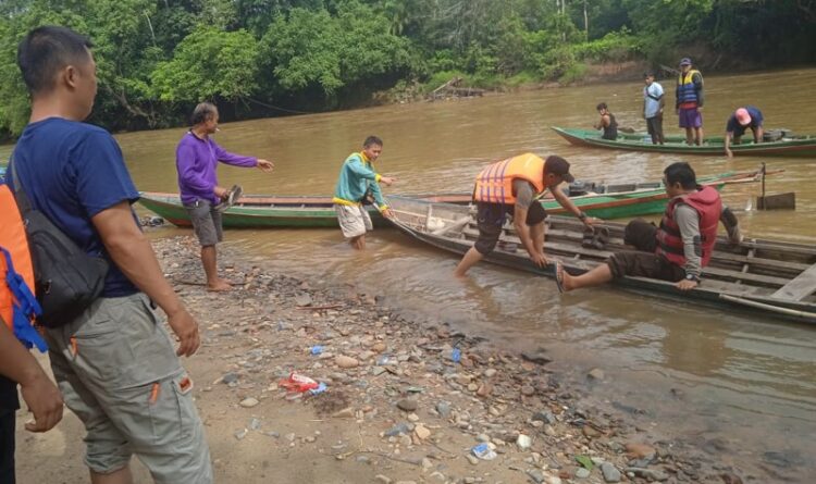 Petugas dan Warga Masih Cari Korban Perahu Alkon Tabrak Kayu