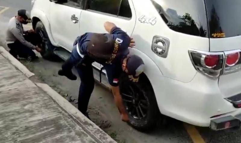 Nah Lo... Puluhan Mobil di Palangka Raya Digembosi Petugas Gegara Parkir Sembarangan 