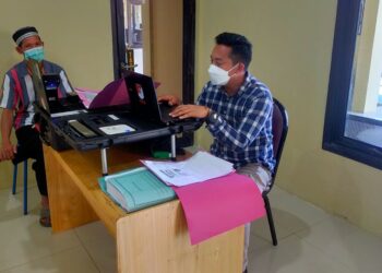 Polres Seruyan Berikan Pelayanan Sidik Jari Untuk Warga Kuala Pembuang dengan Prokes