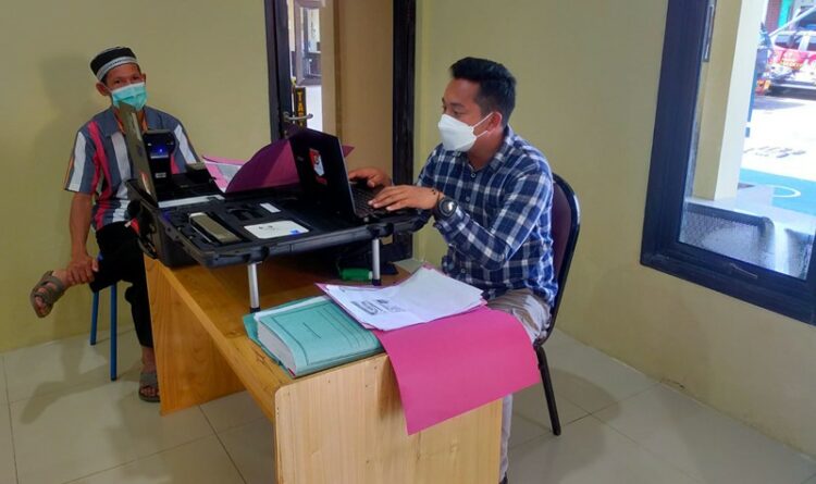 Polres Seruyan Berikan Pelayanan Sidik Jari Untuk Warga Kuala Pembuang dengan Prokes