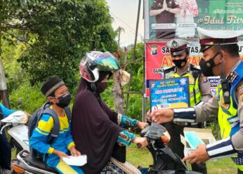 Sat Lantas Polres Seruyan Bagi Masker Untuk Pengguna jalan