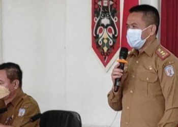 Sekda Mura, Hermon saat menyampaikan sambutannya pada kegiatan kunjungan kasih Natal di sejumlah OPD