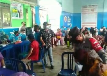 Sinergitas Bhabinkamtibmas dan Babinsa Maliku Mengawal Vaksinasi