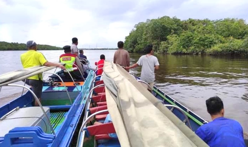 Perahu Ces Terbalik Dihantam Ombak di Sungai Katingan, 1 Penumpang Hilang