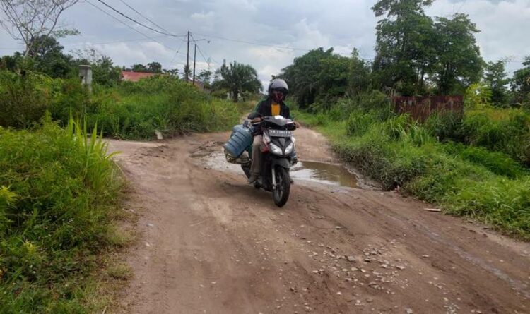 Warga Minta Jalan Walter Coundrat Segera Diaspal