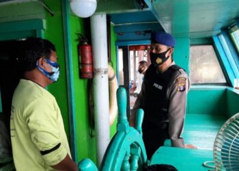 Satpolairud Polres Seruyan Cek Kelengkapan Kapal Yang Sandar di Dermaga Kuala Pembuang