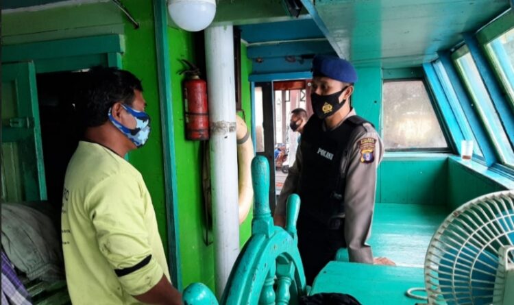 Satpolairud Polres Seruyan Cek Kelengkapan Kapal Yang Sandar di Dermaga Kuala Pembuang