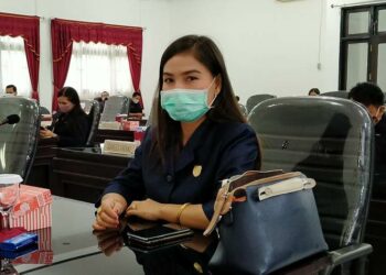Anggota DPRD Gumas Elvie Esie sedang ikuti rapat di kantor setempat, belum lama ini.