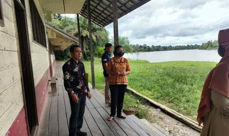 Anggota DPRD Kabupaten Katingan Budy Hermanto ketika melihat langsung kondisi bangunan sekolah di Desa Talingke, Kecamatan Tasik Payawan, belum lama ini.