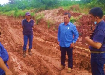 Tindak Lanjuti Keluhan Masyarakat Terkait Jalan Rusak, Anggota DPRD Kotim Turun Kelapangan