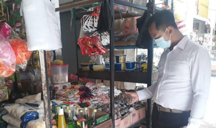 Anggota Satreskrim Polres Seruyan Lakukan Pengecekan Bahan Pangan di Pasar Kota Kuala Pembuang