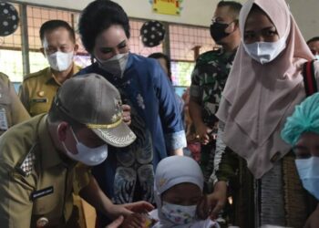 Bupati Kapuas dan Ketua TP PKK Ary Egahni Ben Bahat Tinjau Vaksinasi Anak Usia 6-11 Tahun