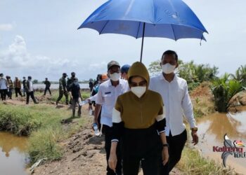Bupati Pudjirustaty Narang Kunjungi Petani Ikan di Mantaren II