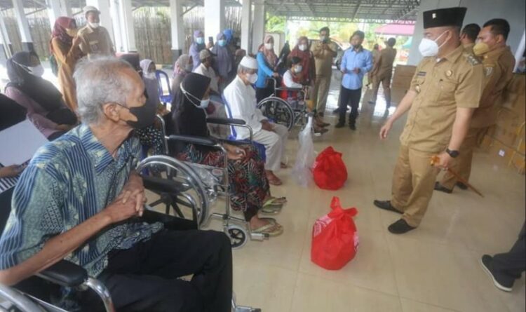 Bupati Seruyan Serahkan Alat Bantu Untuk Penyandang Disabilitas