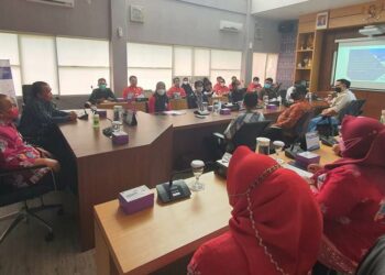 Bupati Seruyan Yulhaidir saat berdiskusi bersama pihak manajemen PT Air Minum Giri Menang Mataram