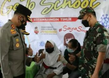 Dandim 1015 Sampit Letkol Inf Abdul Hamid bersama Kapolres Kotim AKBP Sarpani saat memantau vaksinasi anak
