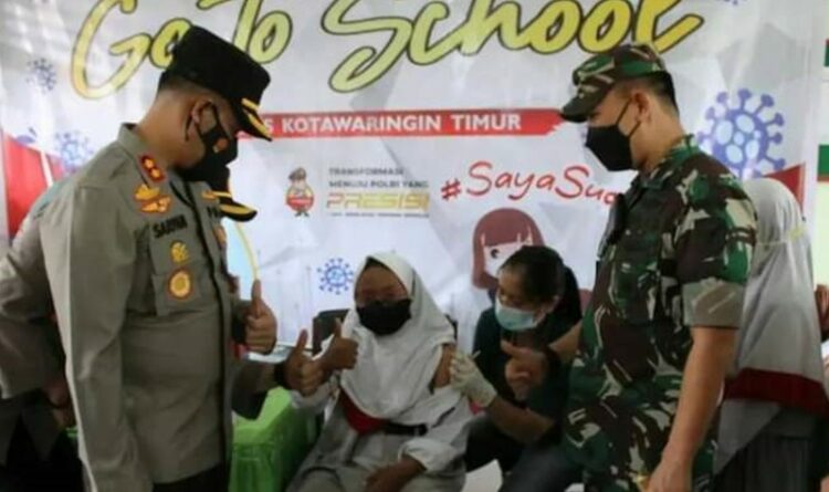 Dandim 1015 Sampit Letkol Inf Abdul Hamid bersama Kapolres Kotim AKBP Sarpani saat memantau vaksinasi anak