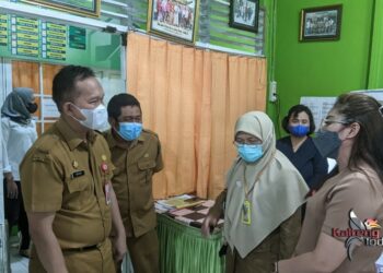 Sekretaris Daerah Kabupaten Kapuas Drs Seketeng,M.Si.selaku Plt Kepala Dinas Kesehatan Kabupaten Kapuas meninjau pelayanan kesehatan di UPT Puskesmas Melati.