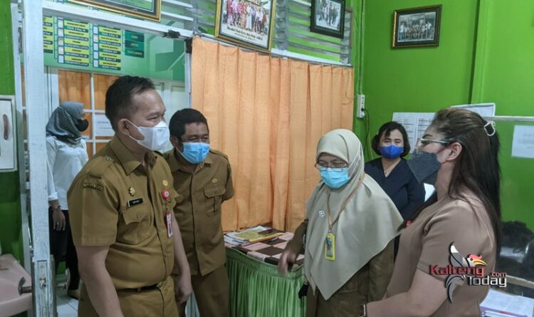 Sekretaris Daerah Kabupaten Kapuas Drs Seketeng,M.Si.selaku Plt Kepala Dinas Kesehatan Kabupaten Kapuas meninjau pelayanan kesehatan di UPT Puskesmas Melati.
