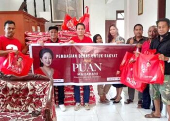Fraksi PDI Perjuangan DPRD Kalteng Bagikan Sembako ke Kabupaten