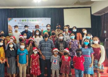 Foto bersama Pengurus Hima se - Kalteng bersama pengelola Panti Asuhan El Ministry dan anak - anak panti. (Ist)