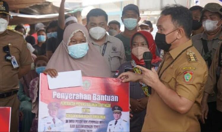 Gubernur Sugianto Sabran Serahkan Bantuan Untuk Korban Kebakaran di Desa Pundu