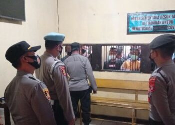 Jajaran SKPT Polresta Palangka Raya pada saat melakukan pemeriksaan ruang tahanan.