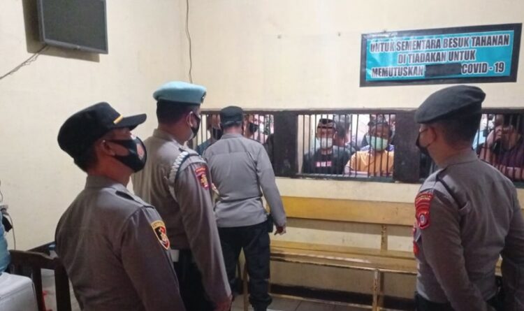 Jajaran SKPT Polresta Palangka Raya pada saat melakukan pemeriksaan ruang tahanan.