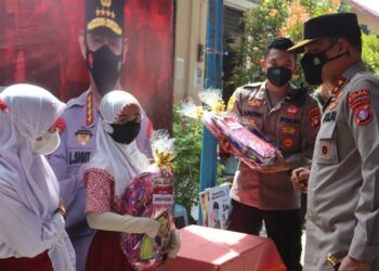 Kapolda Kalteng, Irjen Pol Nanang Avianto, pada saat meninjau pelaksanaan vaksinas