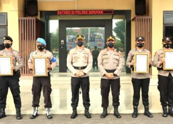 Kapolres Seruyan Memberikan Reward Kepada 4 Personel Yang Berprest
