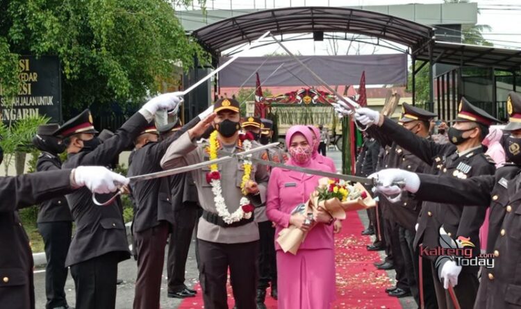 Potong Pantan Warnai Penyambutan Kapolresta Palangka Raya