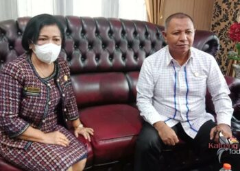 Ketua DPRD Kotim, Dra. Rinie Anderson (Kiri) Wakil Ketua I DPRD Kotawaringin Timur, H. Rudianur.(kanan).(Fitri).