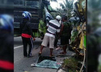 Dua Unit Truk Adu Kuat, Pengemudi dan Penumpang Dilarikan ke Rumah Sakit