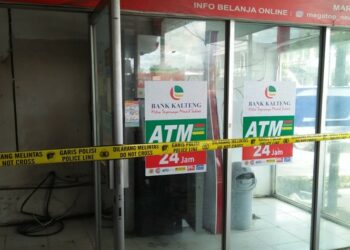 Mesin ATM Milik Bank Kalteng yang telah diberikan garis polisi.