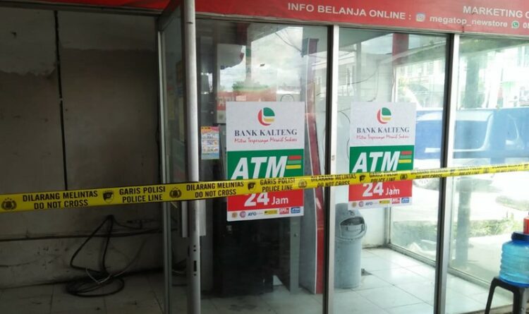 Mesin ATM Milik Bank Kalteng yang telah diberikan garis polisi.