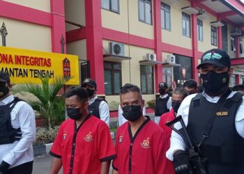 Para tersangka pada saat dihadirkan pada press release.