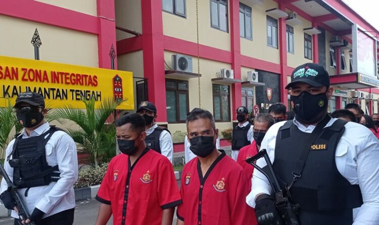Para tersangka pada saat dihadirkan pada press release.