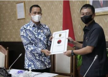 Penyerahan pemandangan umum Fraksi PDI Perjuangan oleh Ferry Khaidir (Baju Hitam) ke Wakil Ketua II DPRD Kalteng, Jimmy Carter (Batik Putih). (Ist)